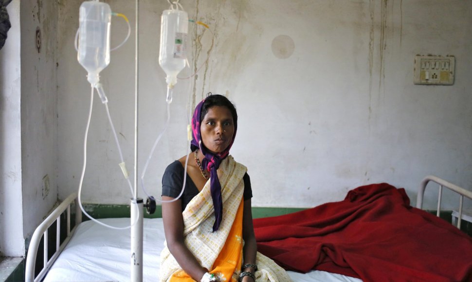 Moteris sterilizacijos klinikoje Indijoje