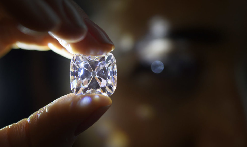 Šveicarijoje parduotas deimantas už 28,7 mln. eurų