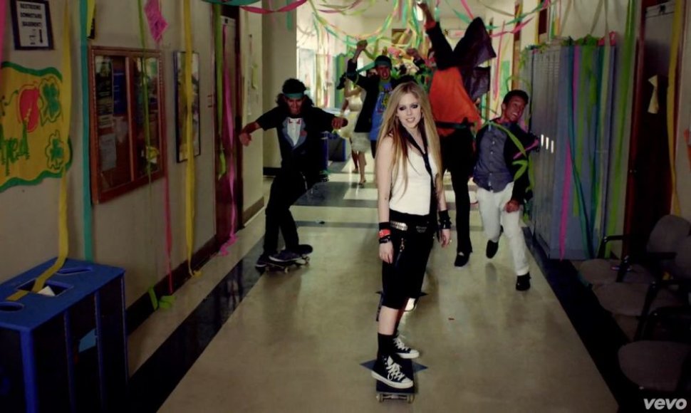 Avril Lavigne vaizdo klipe „Here's To Never Growing Up“