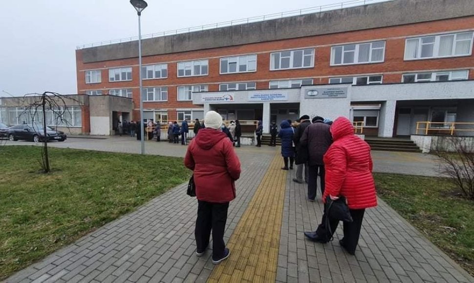 Pirmadienį prie Klaipėdos miesto poliklinikos nusidriekė eilė senjorų, laukiančių vakcinų nuo COVID-19.