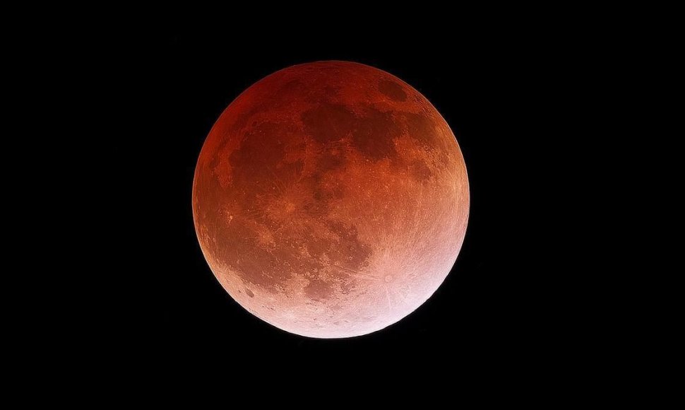 Užslinkus Žemės šešėliui, užtemimo metu Mėnulio pilnatis keičia spalvą. Iliustracijos šaltinis: www.digg.com