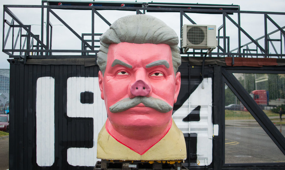 „Keulė Rūkė“ Stalino skulptūros