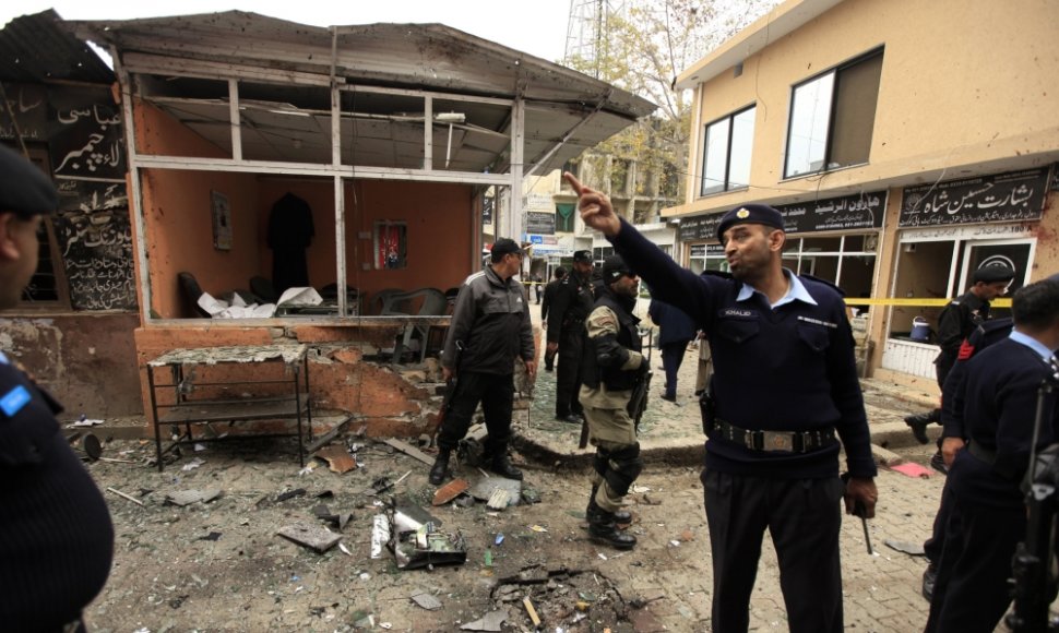 Mažiausiai 11 žmonių žuvo per ginkluotų užpuolikų ir mirtininkų sprogdintojų ataką teismo komplekse Pakistano sostinėje Islamabade