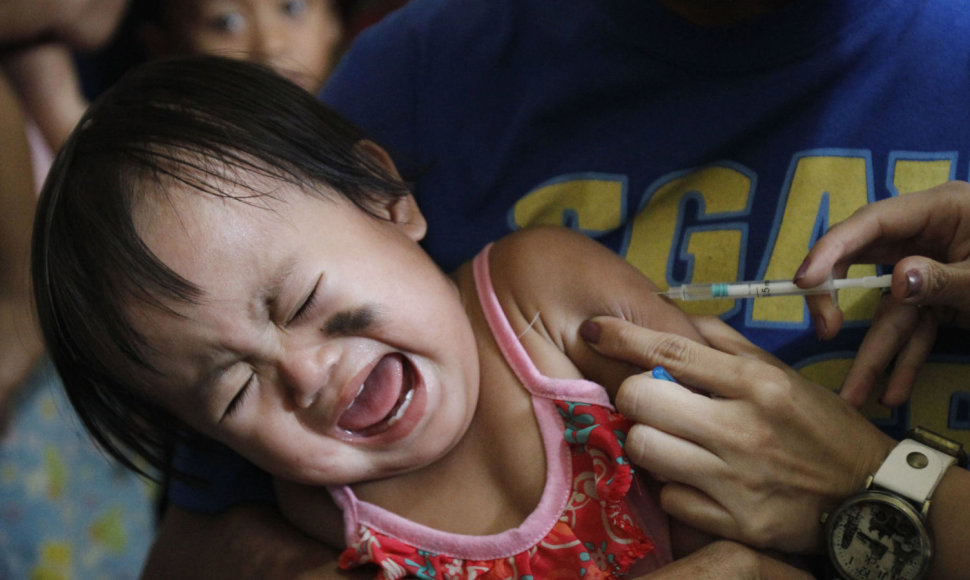 Vaikui švirkščiama vakcina nuo tymų