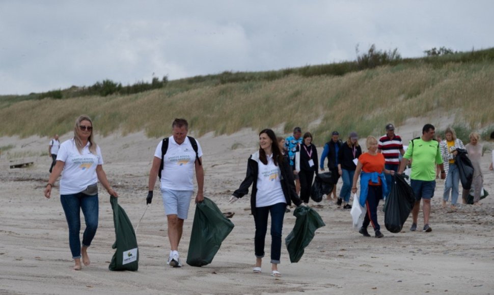 Kuršių nerijoje rinktos atliekos, kurias bangos išmetė iš Baltijos jūros
