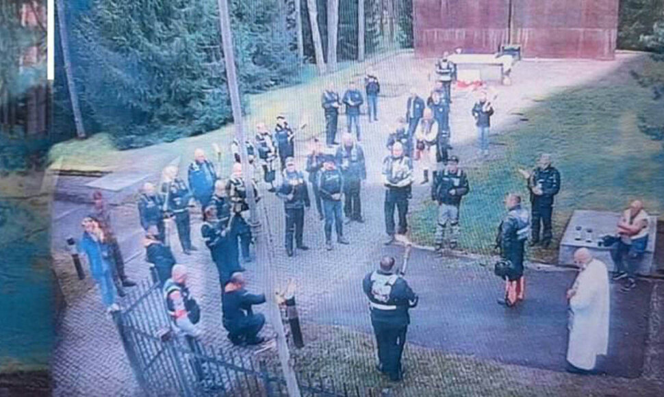 Lenkijos baikeriai Mednojės memorialiniame komplekse Rusijoje