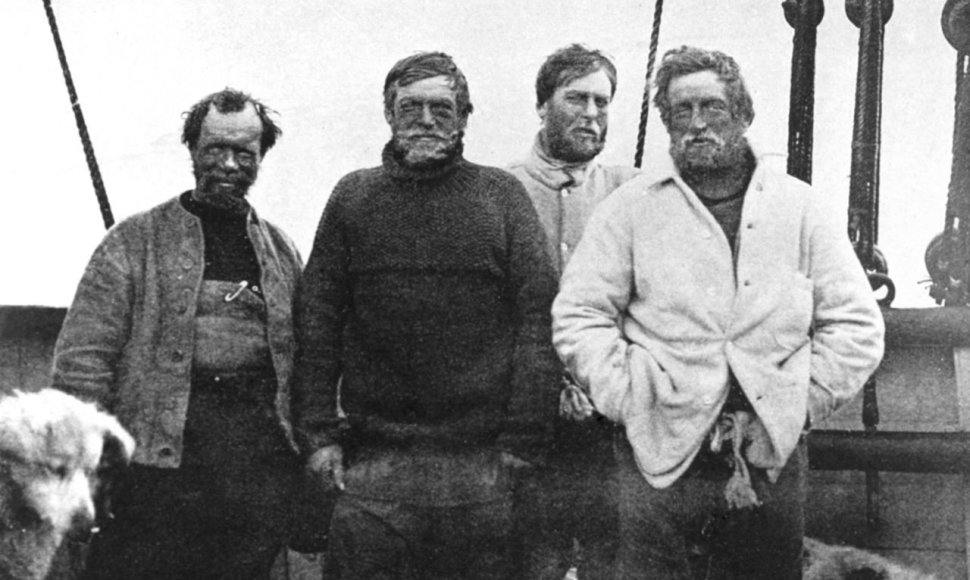 Poliarininkų grupė. Ernestas Shackletonas – antras iš kairės