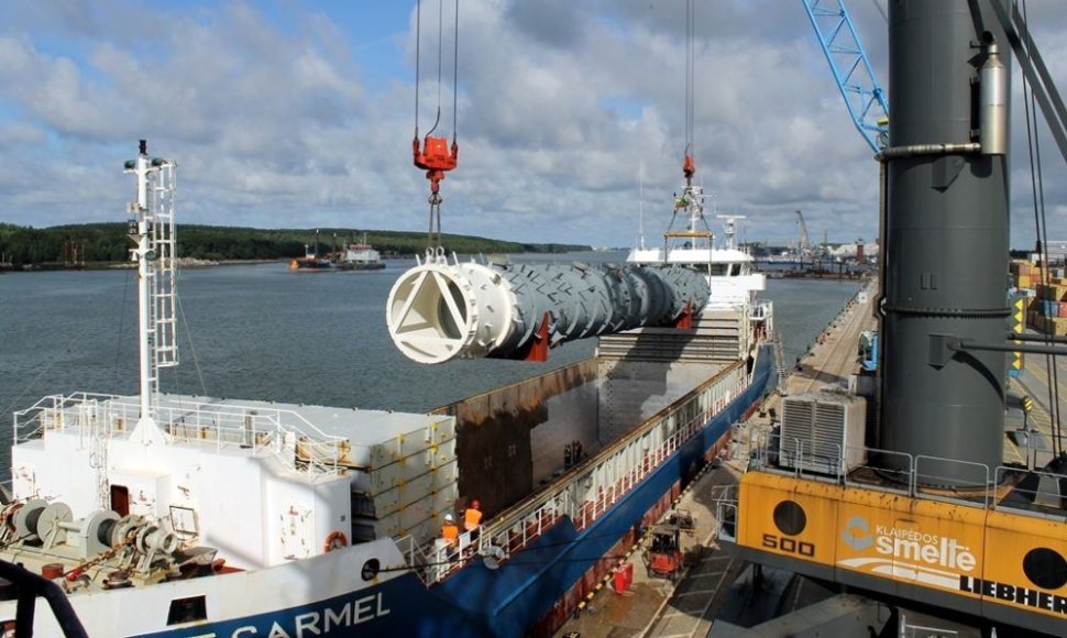 „Klaipėdos Smeltėje“ perkrauta 181 toną sverianti kolona.