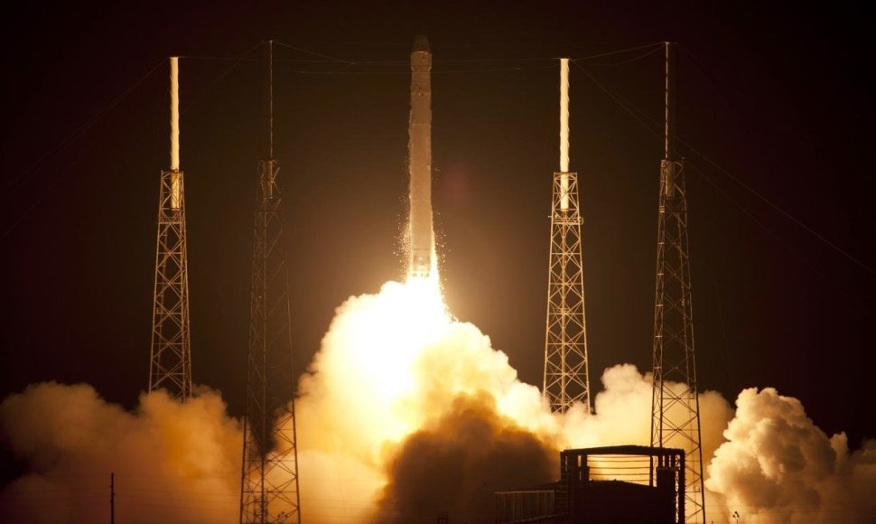 „SpaceX Falcon 9“ raketos atsiplėšimas nuo Žemės