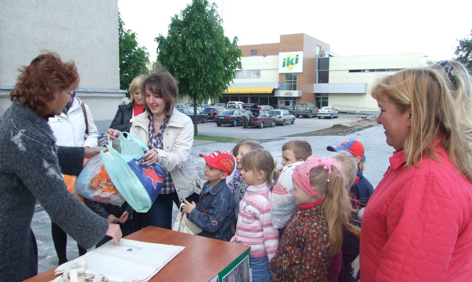 Žmonės buvo kviečiami plastikinį maišelį iškeisti į draugišką aplinkai. Organizatorių nuotr.