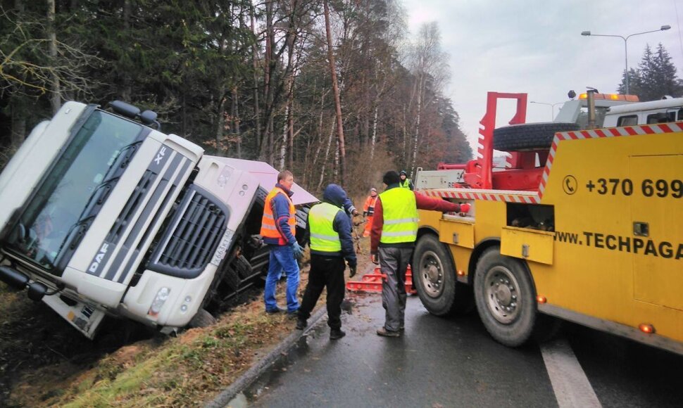 Ties Rumšiškėmis nuo kelio nuvažiavo vilkikas