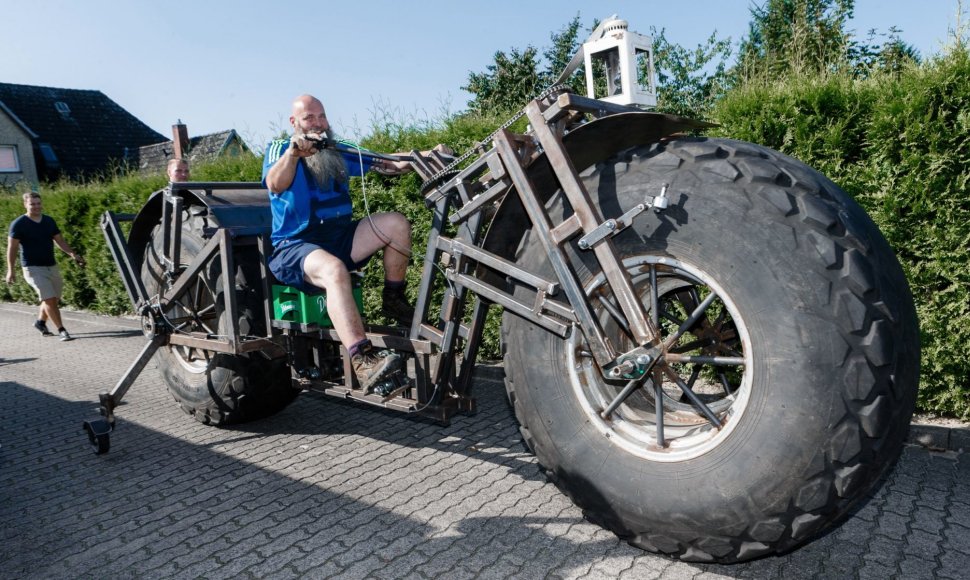 Milžinišką dviratį sukonstravęs vokietis tikisi pasaulio rekordo.