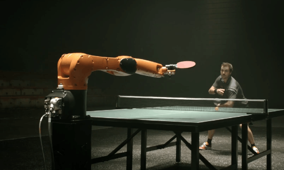 Roboto ir žmogaus stalo teniso dvikova