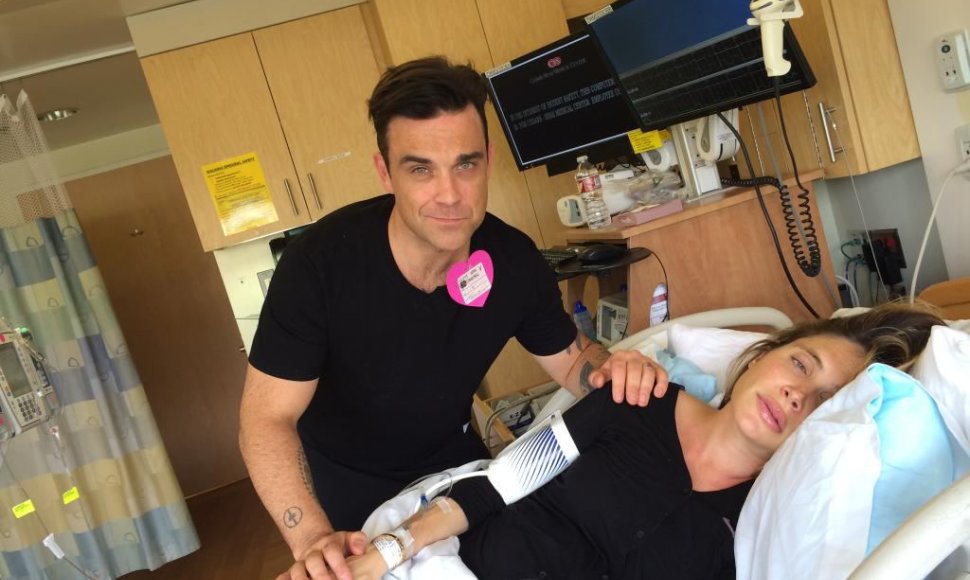 Robbie Williamsas su žmona Ayda Field gimdymo palatoje