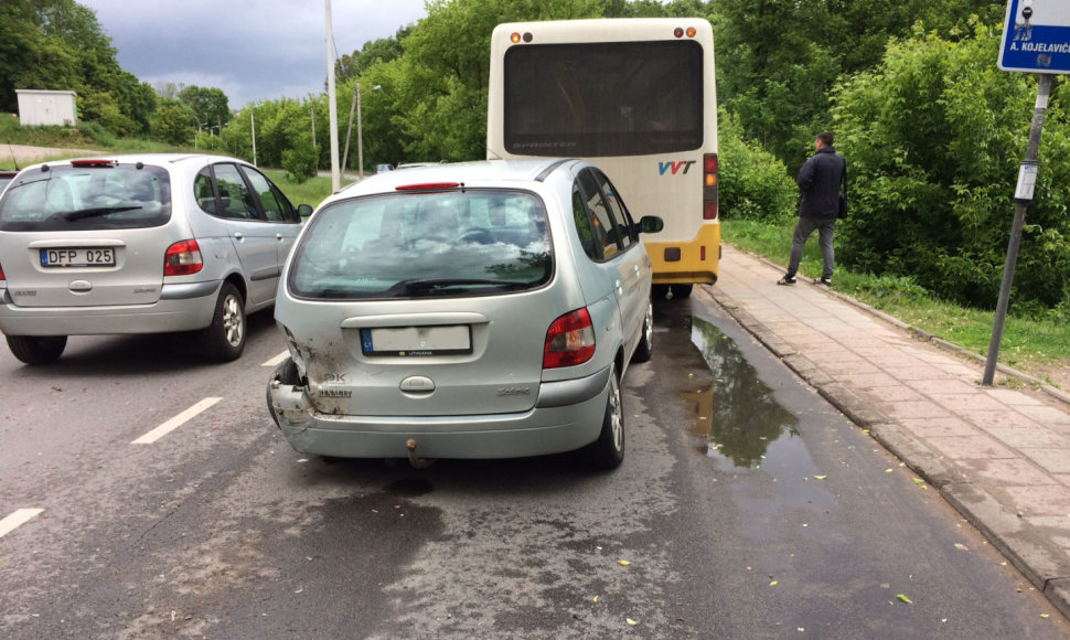 Avarijoje apgadintas „Renault Scenic“