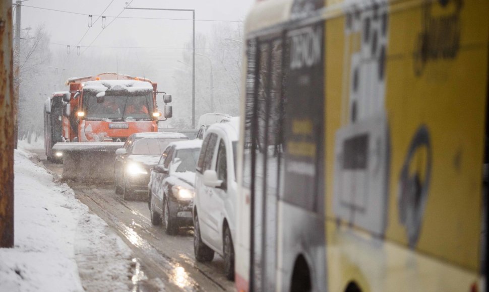 Narbuto gatvėje vėl strigo troleibusų eismas 