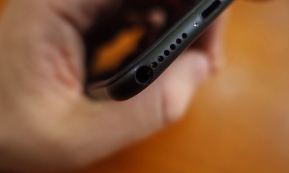 „iPhone 7“ su auksarankio įtaisytu ausinių lizdu