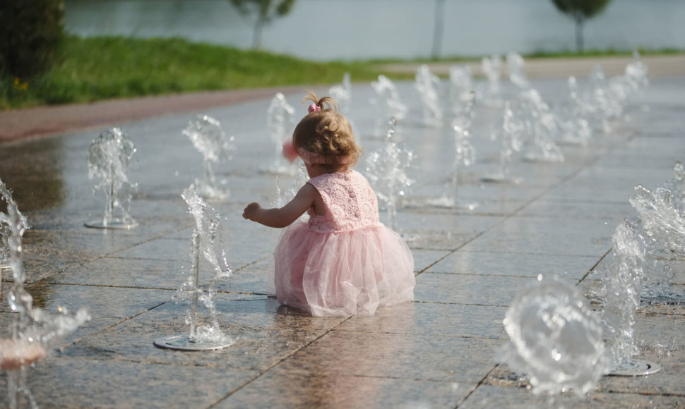 Mergaitė prie fontanų