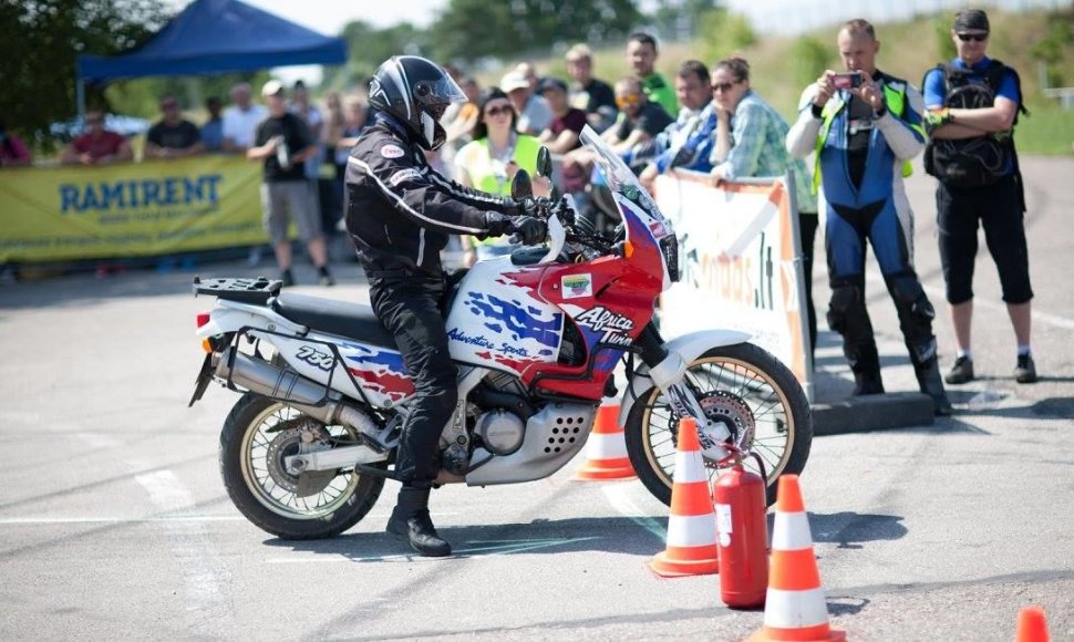 Pirmąkart „Moto Fiestoje“ – vairavimo instruktorių ir elektrinių motociklų varžybos