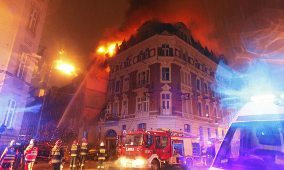 Po sprogimo kilęs gaisras name Katovicuose