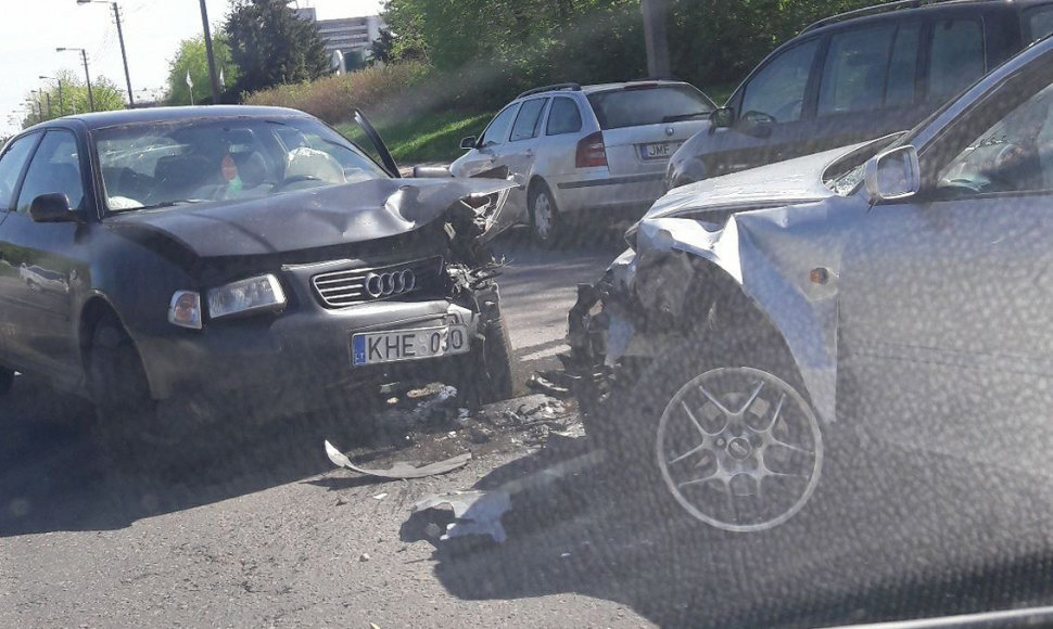 „Audi“ automobilių avarija