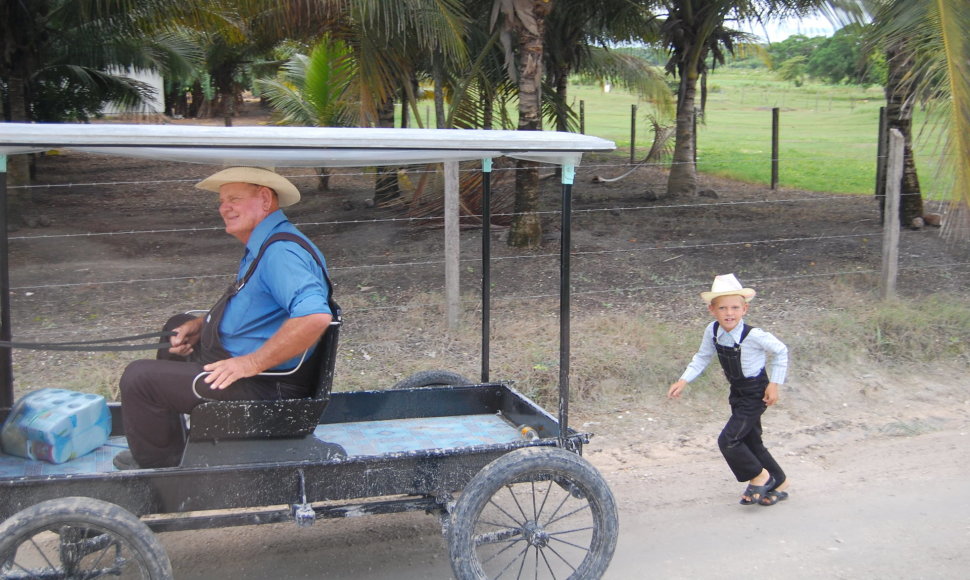 Menonitai Belize iki šiol važinėja tokiomis transporto priemonėmis ir rengiasi XIX a. primenančiais rūbais