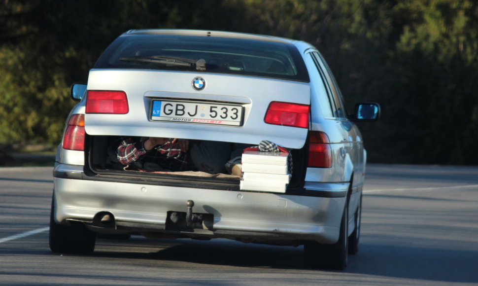 BMW su keleiviu bagažinėje