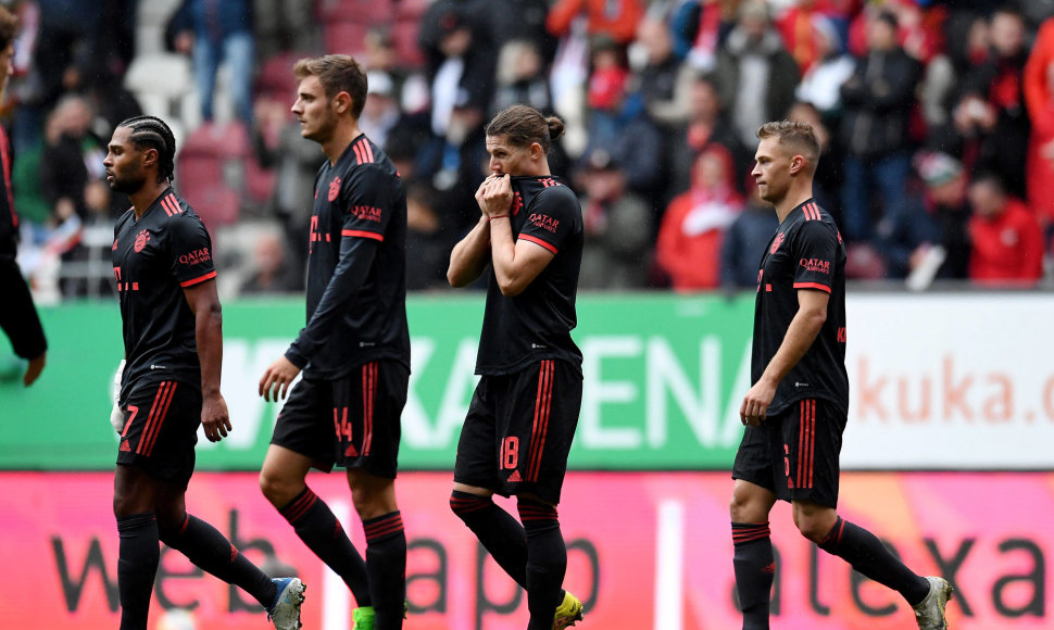 „Bayern“ futbolininkai po pralaimėjimo Augsburge