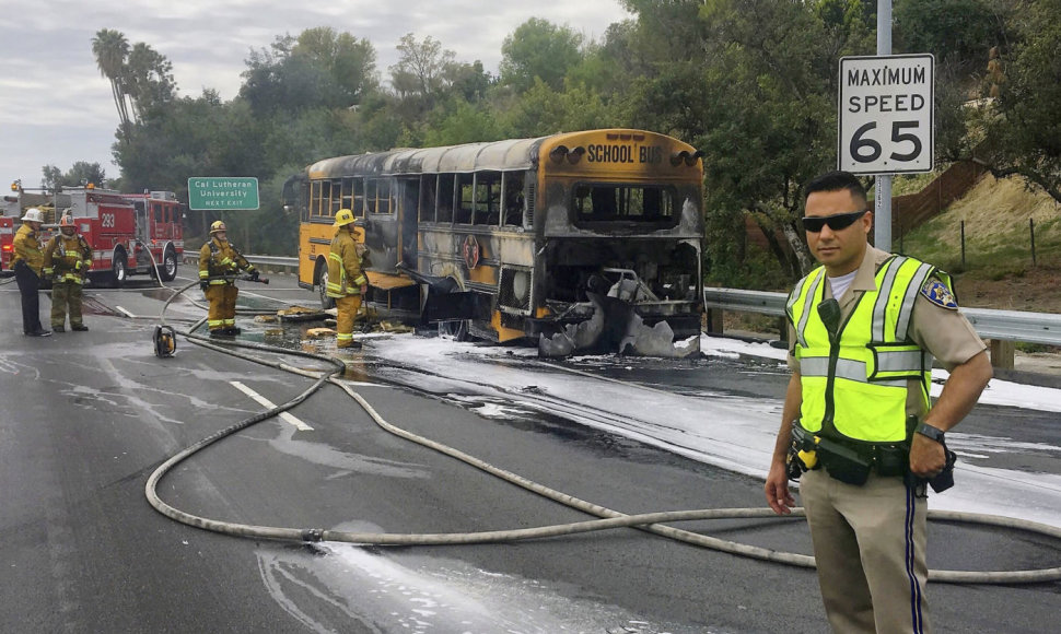 Los Andželo greitkelyje užsidegė mokyklinis autobusas