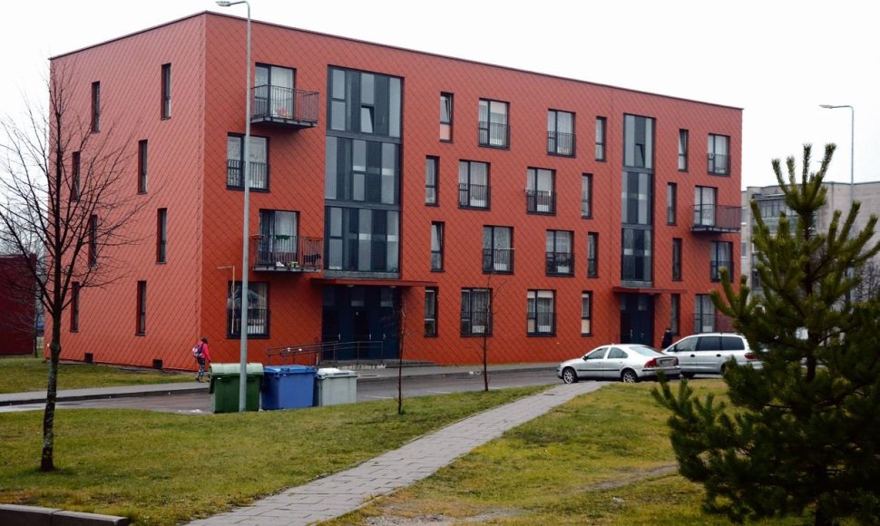 Šilalės daugiabutyje socialiniai būstai kainuoja vidutiniškai 52 tūkst. eurų, tačiau senus butus savivaldybė pardavinėja pusdykiai. 