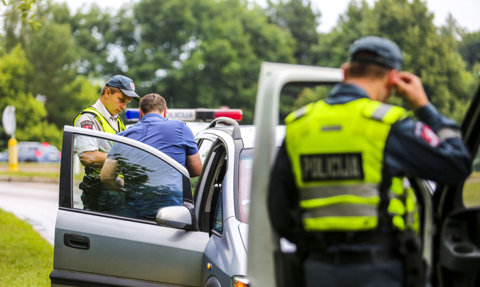 Rytinis reidas Vilniuje: mašiną palikęs vairuotojas spruko nuo pareigūnų