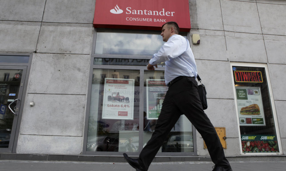 „Fitch“ dviem padalomis pablogino dviejų didžiausių Ispanijos bankų „Santander“ ir BBVA reitingus, o šalies obligacijų pelningumas pasiekė rekordą.