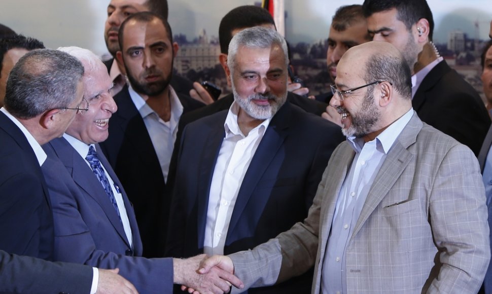 Palestiniečių organizacijų „Fatah“ ir „Hamas“ atstovai Azzamas Al-Ahmedas ir Moussa Abu Marzouqas.