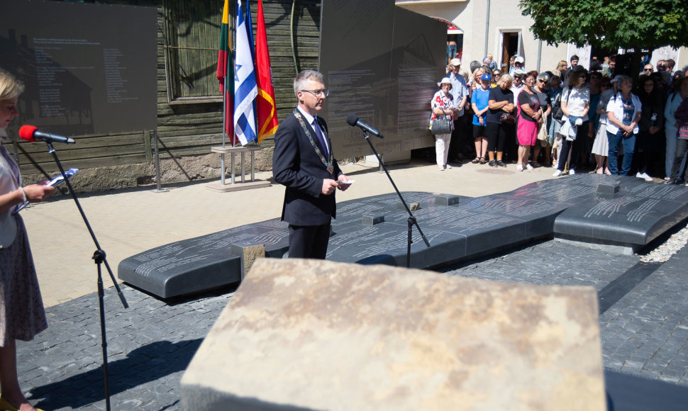 Jurbarke atidengtas Sinagogų aikštės memorialas