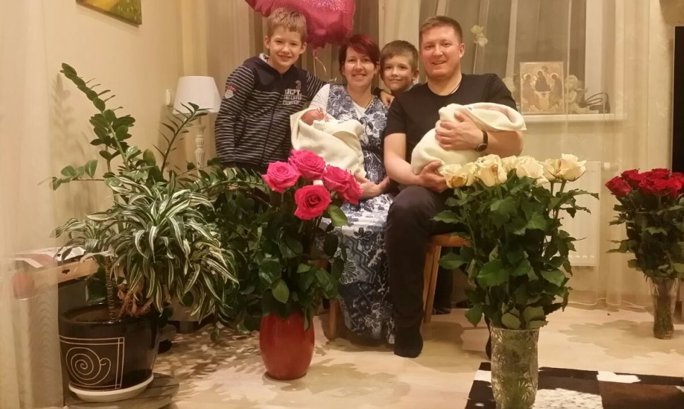Pacientė Jurgita su šeima – vyras, du vyresni vaikai ir dvynukės