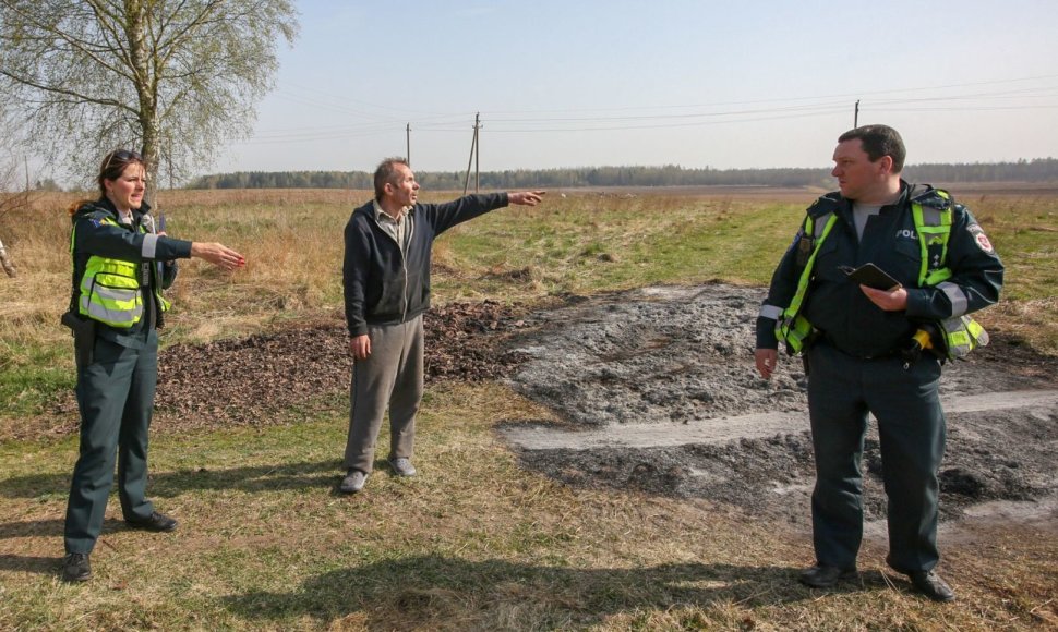 Policija įvykio vietoj apklausia kaimyną, kuris degino šiukšlių krūvą šalia užsidegusių Krakūnų kaimo pastatų