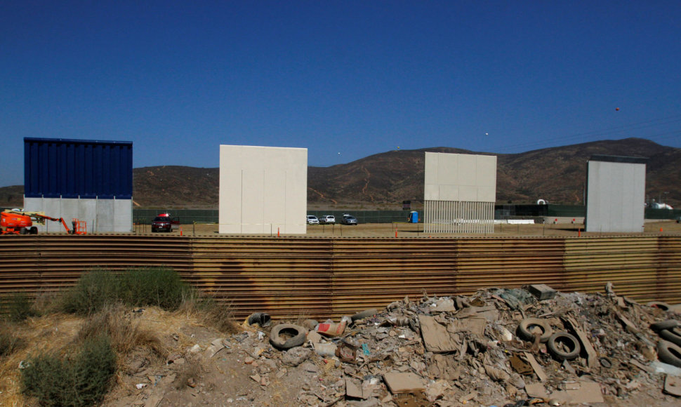 Šalia Meksikos išdygo D.Trumpo žadėtos sienos pavyzdžiai