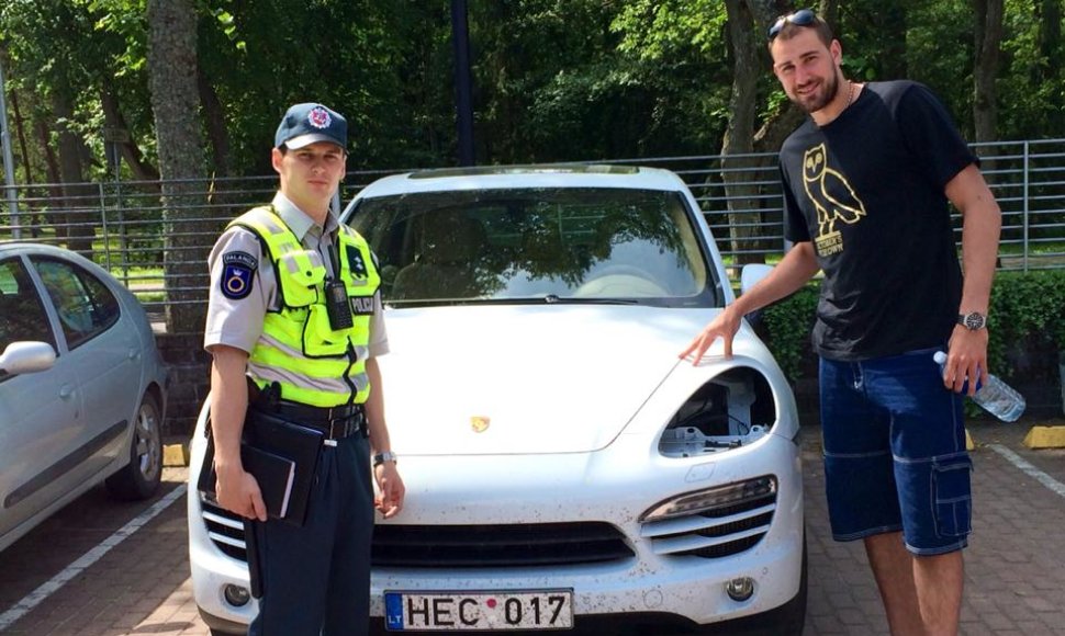 Jonas Valančiūnas įsiamžino su policijos pareigūnu šalia savo be žibintų likusio „Porsche Cayenne“