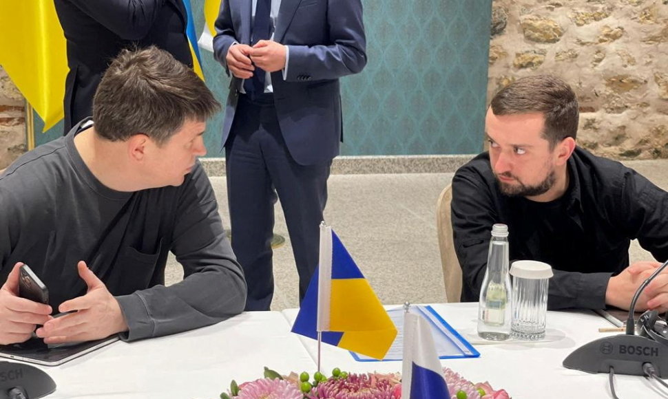 Ukrainos prezidento kanceliarijos administracijos vadovo pavaduotojas  K.Tymošenko ir kanceliarijos vadovo patarėjas  M.Podoliakas