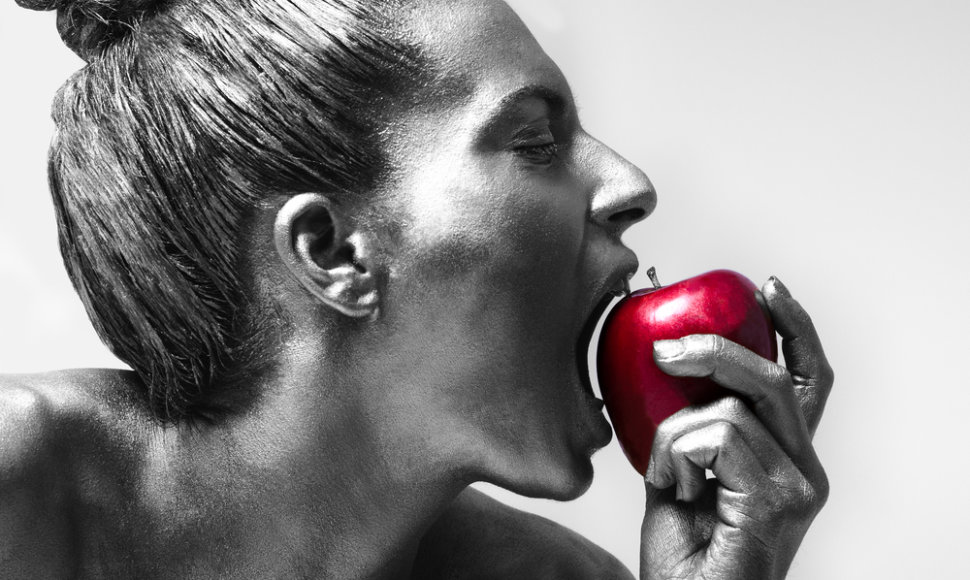 Mergina kanda obuolį