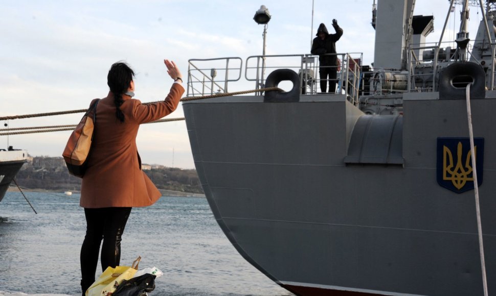 Moteris mojuoja jūreiviui, esančiam Ukrainos kariniame laive „Slavutič“