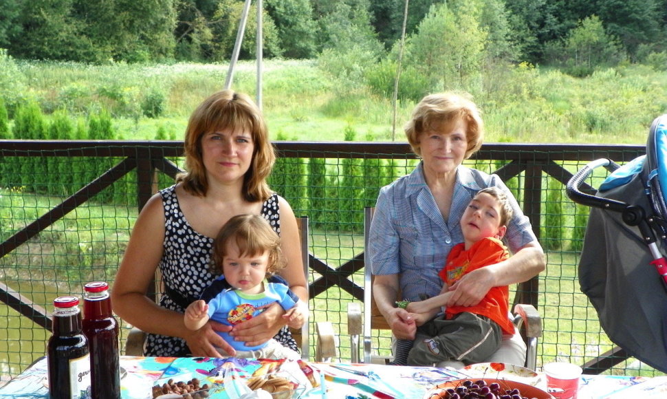 Lina su vaikais ir mama