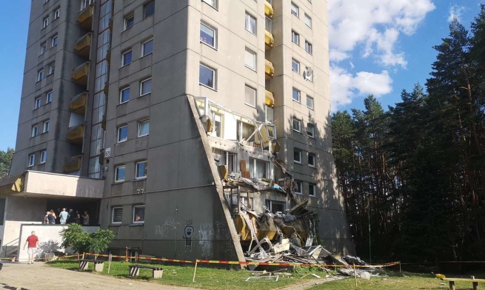 Vilniaus Lazdynų rajone nulūžo daugiabučio balkonas