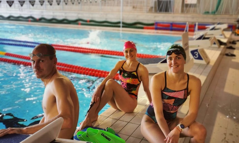 Ieva Serapinaitė (dešinėje), Laura Asadauskaitė Zedneprovskienė ir Justinas Kinderis – vėl plaukimo pratybose.