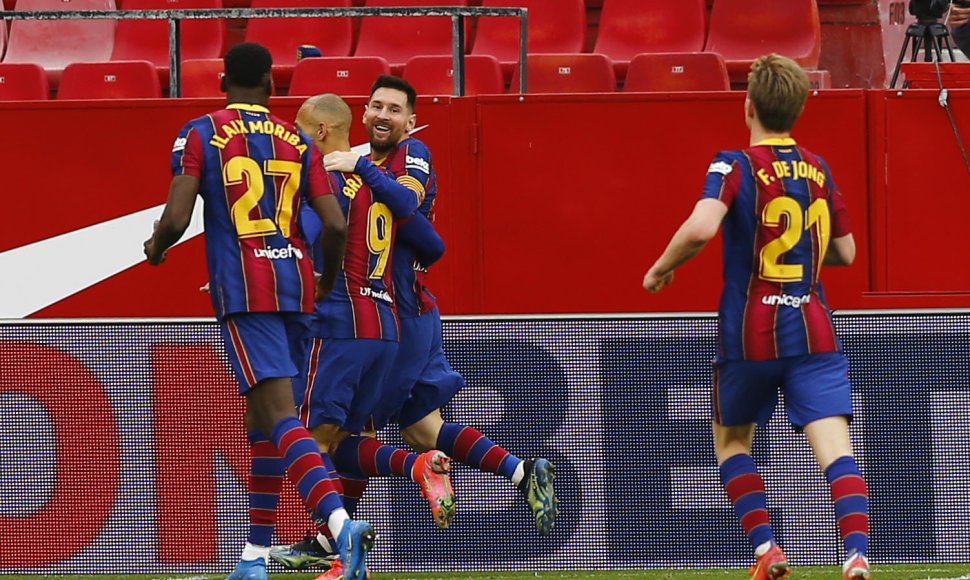 Lionelis Messi su komandos draugais švenčia įvartį