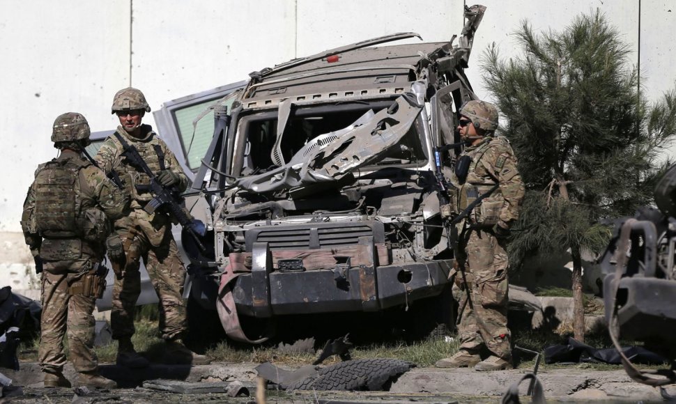 Kabule per mirtininko išpuolį žuvo trys NATO kariai