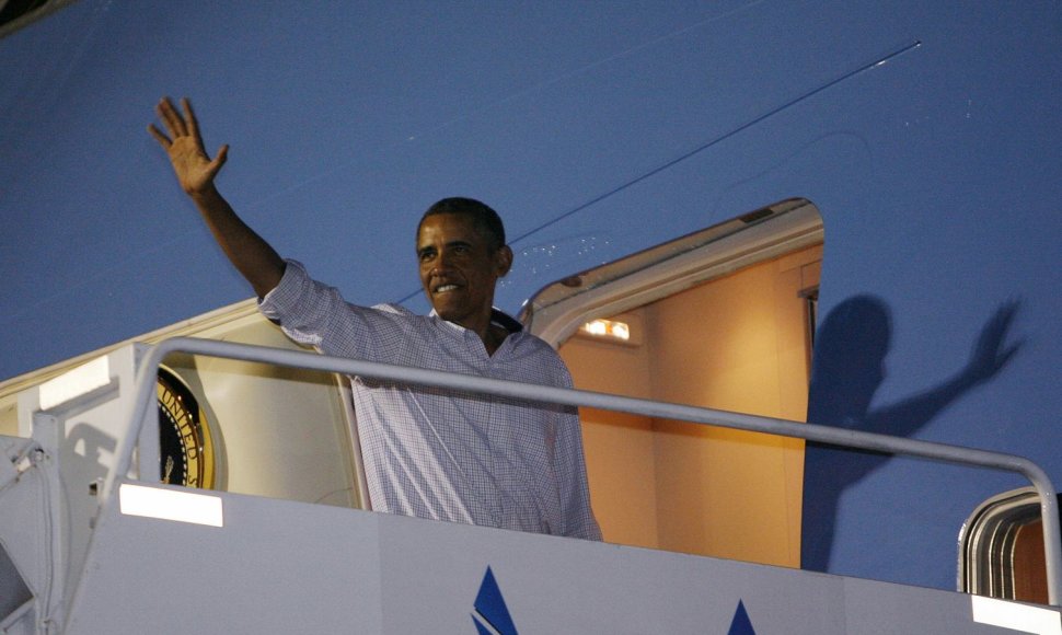Barckas Obama su dukromis po atostogų Havajuose išskrido namo