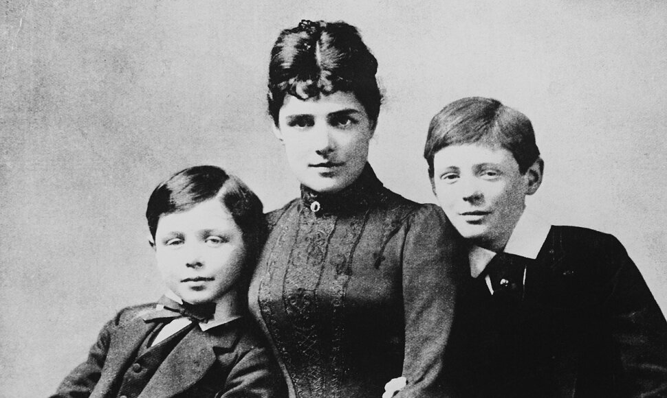 Jennie Jerome Churchill su vaikais – jaunesniuoju Jacku (kairėje) ir Winstonu. 1889 m.