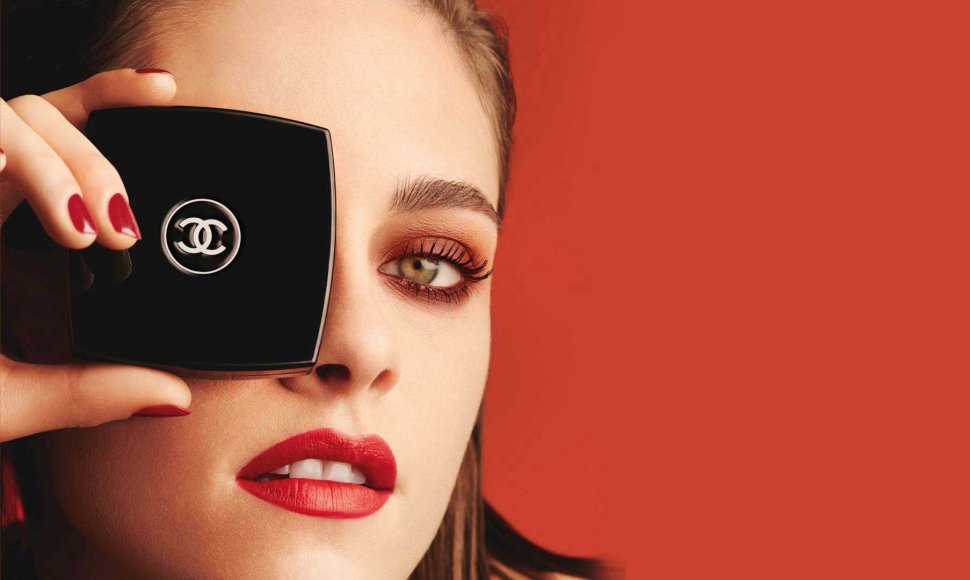 Kristen Stewart „Le Rouge Collection No. 1“ reklaminėje kampanijoje