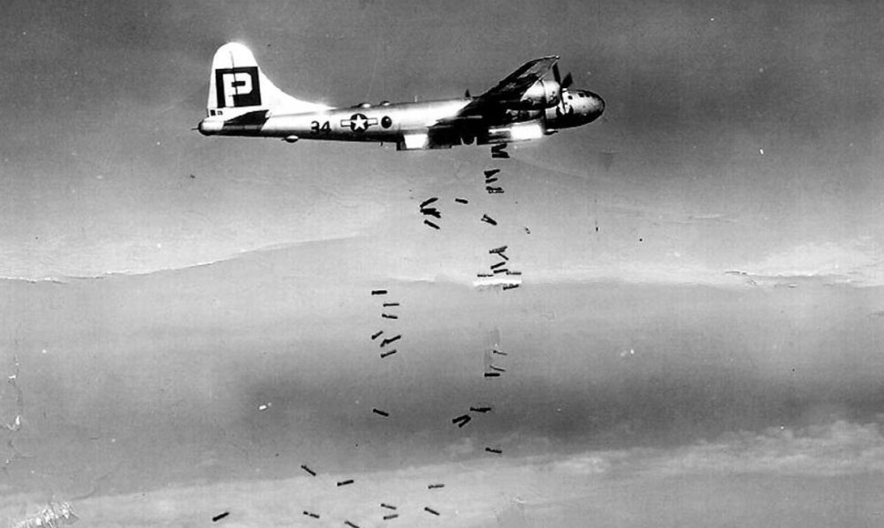 Lėktuvas, metantis bombas
